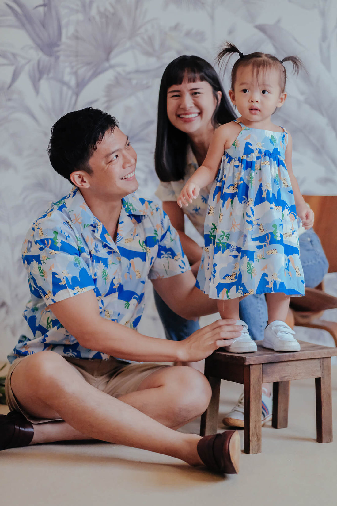 Tiger In The Forest Blue Adults Hawaiian - Sea Apple